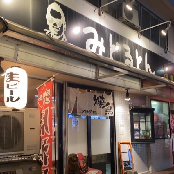 【各種シーンに対応◎】4名様用のテーブル席を4卓と、12名様迄ご利用頂ける個室もご用意◎誕生日や、記念日等各種シーンでご利用頂けます♪皆様でゆったりとお寛ぎ下さい。