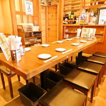輕鬆的餐桌座位是小團體的熱門空間♪最適合女孩的夜晚外出或與朋友的酒會◎比單點菜單更經濟的套餐為3,300日元～。請手持我們著名的炸雞塊享用美食♪