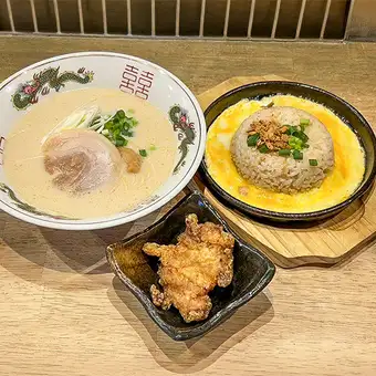 鶏白湯ラーメンと鉄板ガーリックライスセット