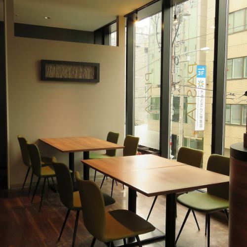 ガラス張りで開放的な店内