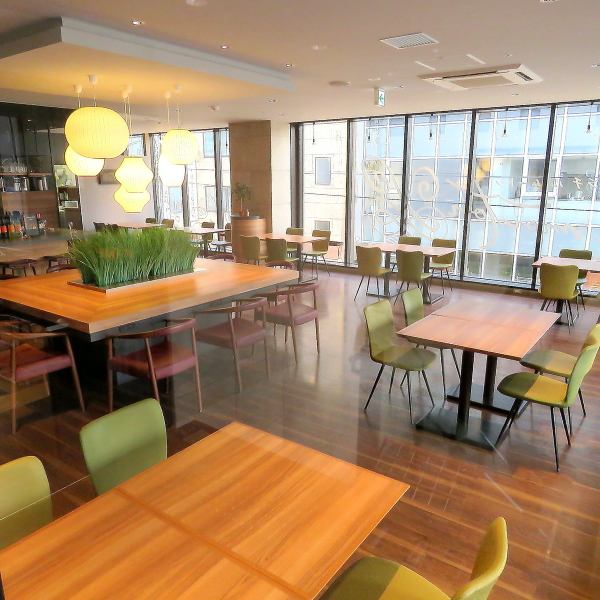 【ガラス張りで開放的な店内/ランチにもディナーにもお勧め】テーブル席は人数に合わせてご用意が可能です。