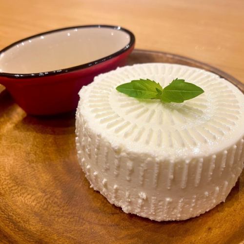 Harmony of the gentle sweetness of freshly squeezed milk and honey from Katori City! Homemade ricotta cheese with honey!