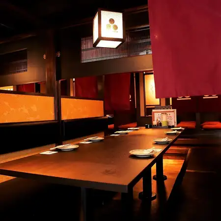 [Table seating] Perfect for gatherings with friends or company parties.