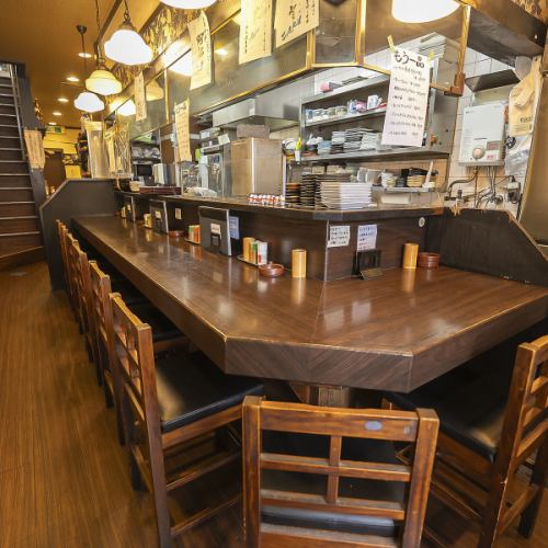 <p>お一人様でのご利用や、親しいご友人との語らいに最適なカウンター席をご用意しております。周囲を気にせず過ごせる落ち着いた雰囲気は、お仕事帰りの一杯にもぴったりです。スタッフとの会話を楽しんだり、静かに自分の時間を満喫したりと、多様なシーンでご活用ください。心地よいひとときを提供いたします。</p>