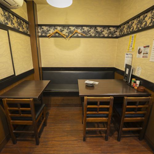 <p>2名様から柔軟にご利用いただけるテーブル席を完備しており、大切な方とのデートや友人同士の飲み会に最適です。レイアウトの変更も可能なため、少人数からグループ利用まで幅広く対応いたします。開放感のある空間で、自慢の料理を囲みながら賑やかな時間をお過ごしください。皆様の集まりを彩る特等席です。</p>