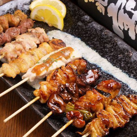 【リーズナブルに堪能】こだわりの炭火やきとり各種1本176円(税込)～