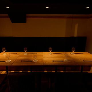 최대 8명까지 대응 가능한 넓은 테이블석입니다.검은 벤치 소파의 등받이가 설치되어 느긋하게 편안하게합니다.차분한 조명에 비추는 세련된 공간에서 소규모 인원에서 식사에서 그룹에서 소중한 회식까지 모임에 최적입니다 ◎