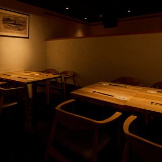 2명부터 이용할 수 있는 테이블석으로, 전석수는 24석입니다.나무 테이블과 의자가 따뜻한 분위기를 자아내고, 차분한 조명이 아늑한 어른의 공간을 연출합니다.친구와의 식사나, 소인원수의 그룹으로의 이용에 추천입니다.