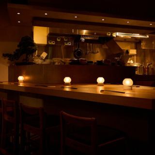 1명부터 3명까지 이용 가능한 카운터석입니다.나무의 온기를 느끼는 카운터의 눈앞에는 오픈 키친이 펼쳐져 장인의 섬세한 조리 풍경을 가까이서 볼 수 있습니다.혼자서도 데이트에서도 느긋한 특별한 시간을 보내십시오.