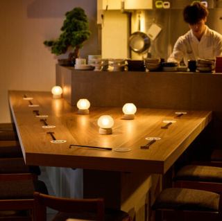 간접 조명의 부드러운 빛이 비추고 차분한 조명의 카운터 석은 세련되고 세련된 어른의 공간을 연출합니다.두 사람이 나란히 앉을 수 있기 때문에 데이트에도 최적입니다.친한 분과의 거리도 가까워 촉촉한 분위기 속에서 맛있는 요리와 미술을 부디.