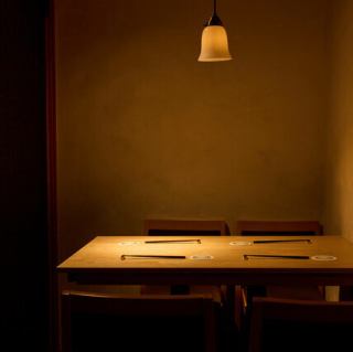 완전 개인실은 없지만, 주위에서 구분된 반 개인실 타입의 좌석을 준비하고 있습니다.차분한 조명과 부드러운 빛을 켜는 펜던트 라이트가 프라이빗한 분위기를 연출.데이트나 접대 등, 주위를 신경쓰지 않고 천천히 보내실 수 있습니다.