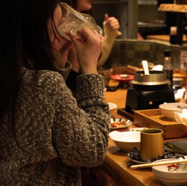 【カウンター席】キッチンのライブ感も味わえる雰囲気抜群のお席。デートや女子会、サク飲みにも◎