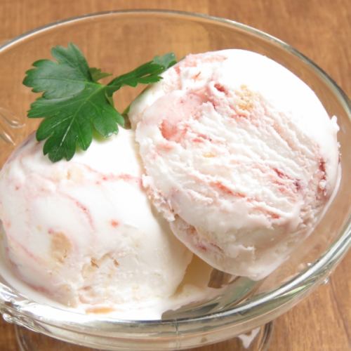 草莓蛋糕冰淇淋
