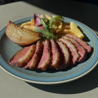 - 根據季節變化推薦的全套菜餚 - 8 道推薦菜餚，適合 3 至 20 人享用