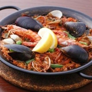 Paella (seafood, squid ink, mountain food)