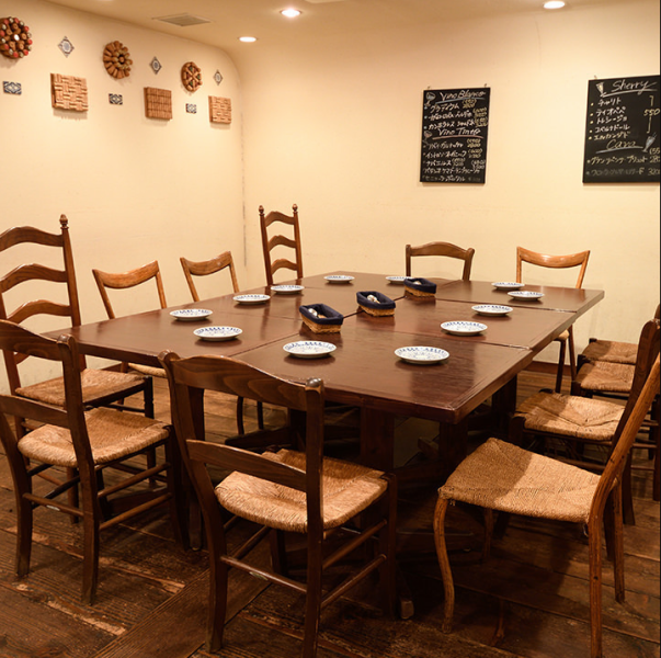 [Suitable for 10 or more people! Small raised semi-private room] The moderately lively interior is a huge success every day. The private space is separated by curtains, making it perfect for banquets. Enjoy the passion of Spain at Karasuma.