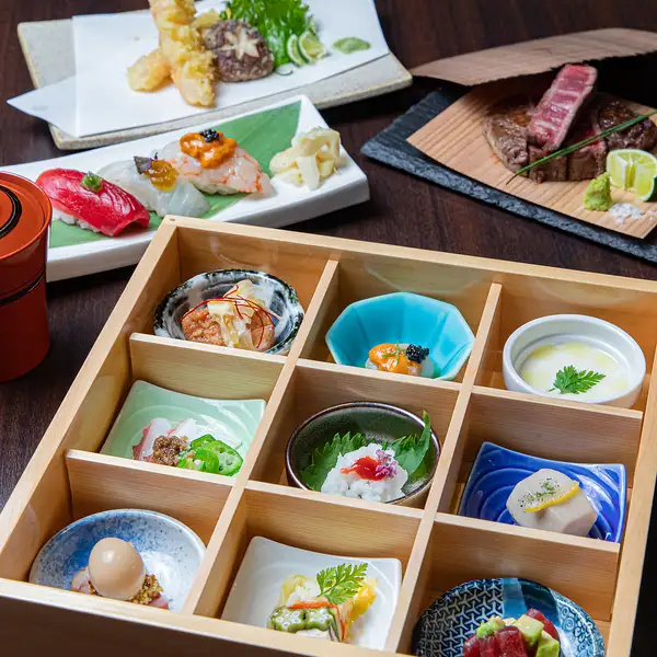 季節の食材を映す華やかな八寸に本格江戸前寿司と天ぷらが揃う “雅” セット（国産A5和牛追加可）
