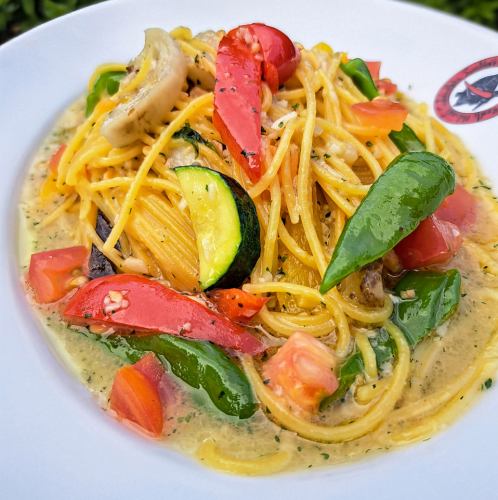 [August] Aglio e olio spaghetti with plenty of summer vegetables and smoked oil