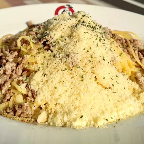 【9月】 牛挽肉と山盛りチーズのカーチョ・エ・ペペ風 スパゲティ