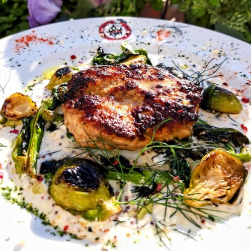 【3月】　栗豚ハンバーグ ～春野菜とディル香る粒マスタードクリーム～ (ライス付き）