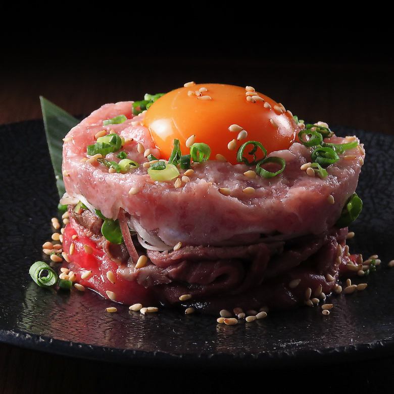 ローストビーフとまぐろのユッケ いくらのせ