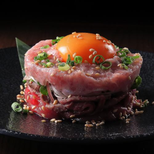 ローストビーフとまぐろのユッケいくらのせ