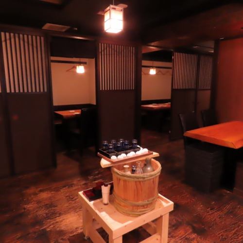 <p>店内は、和風情緒が漂い、落ち着いた完全個室の中で当店自慢のお食事やお酒をお愉しみいただけます。木目調の広々とした机が特徴的で、2名様～40名様までご利用できる個室席を多数ご用意しております。会社の送別会、ご友人との飲み会など、大人数でもお客様の様々なニーズに合わせてお使いいただけます♪</p>