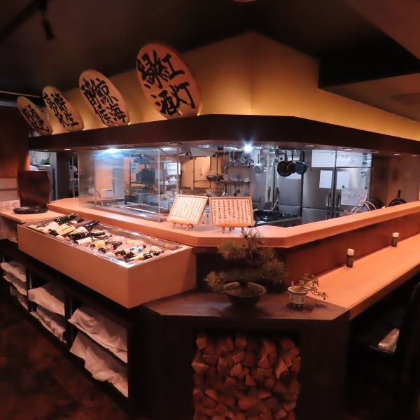 どの席も人気ですが、特に常連様に人気なのがカウンター席♪豪快に炎が昇る【藁焼き】を目の前にできるのはカウンター席ならではの特権！一人でもデートでもゆっくりくつろげる空間です。目の前のスタッフに気軽に本日のおすすめの料理やお酒を聞いて下さい★その日の一番の「美味しい」をご提供致します！