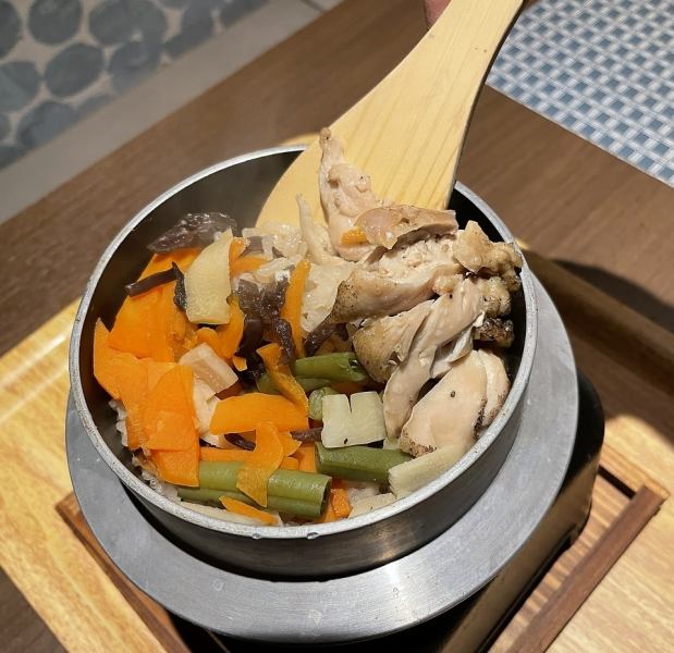 【当店自慢】鶏の五目釜めし　880円（税込）
