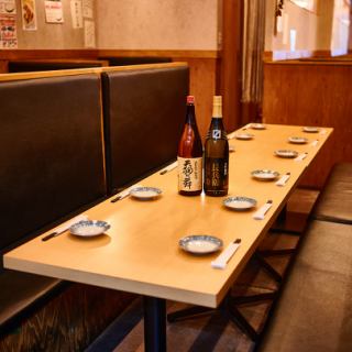 団体様向けの広々としたテーブル席をご用意！会社宴会や友人同士の集まりにぴったりな開放的な空間で、ゆったりとお食事とお酒をお楽しみいただけます。レイアウト変更も可能なので、人数に合わせて最適な席をご案内いたします。ご予約はお早めに！