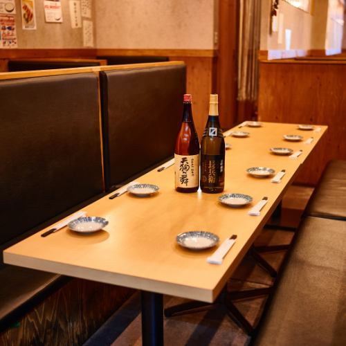 団体様向けの広々としたテーブル席をご用意！会社宴会や友人同士の集まりにぴったりな開放的な空間で、ゆったりとお食事とお酒をお楽しみいただけます。レイアウト変更も可能なので、人数に合わせて最適な席をご案内いたします。ご予約はお早めに！