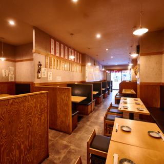 最大76名様収容可能！大規模宴会もおまかせあれ！当店では最大76名様まで対応可能な貸切プランをご用意！会社の宴会や歓送迎会、同窓会、結婚式二次会など、大人数のご宴会に最適です。広々とした空間で、美味しい料理とお酒を心ゆくまでお楽しみください。音響設備やマイクのご利用も可能◎ ご予約はお早めに！