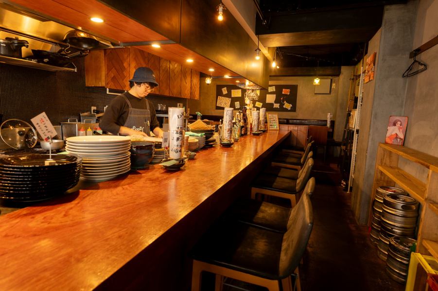 カウンターでは目の前で店主達が料理してくれます♪雰囲気もとても良いので、デート利用にもオススメ◎おひとり様でも入りやすいです！