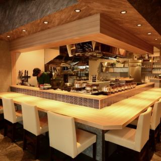 【カウンター席】カウンター９席　※おひとり様やデートにおすすめ◎15時～OPENしているので昼飲みも楽しめます♪