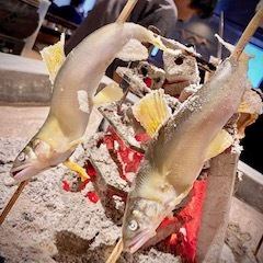 【配酒絕佳】鮮魚的鮮味濃鬱◎推薦在明火上慢慢烤製的原始烤肉!