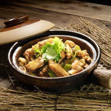 Stewed green beans and pork belly in a clay pot