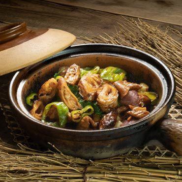 Pork offal stewed in a clay pot