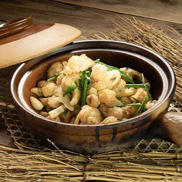 Cauliflower stewed in shrimp miso clay pot