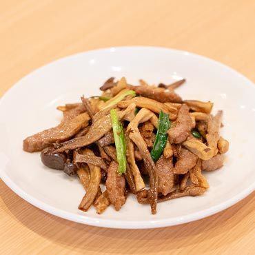 Stir-fried beef tenderloin and shimeji mushrooms