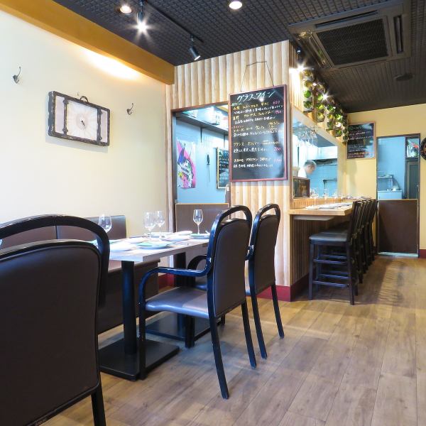 There are 16 seats at the counter and table.The calm atmosphere and lighting make this a hideaway for adults.There are many female customers, and it is used in various scenes such as girls' parties and celebration mothers' parties.