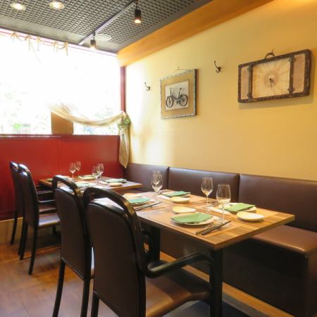 桌組座位最多可調整為 8 人。推薦晚餐套餐（4,500日元起），因為您可以享用魚類和肉類菜餚。