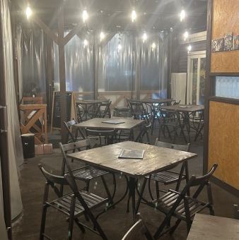 20名様から貸切が可能です。店内のテーブル席/テラス席と、お席を十分確保しておりますので、大勢でワイワイするのにはぴったりな場所です！特別な人のサプライズ会や懇親会、2次会など幅広くご利用することができます◎