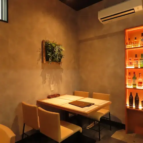 Perfect for girls' nights out or small get-togethers. Chic and relaxed table seating.