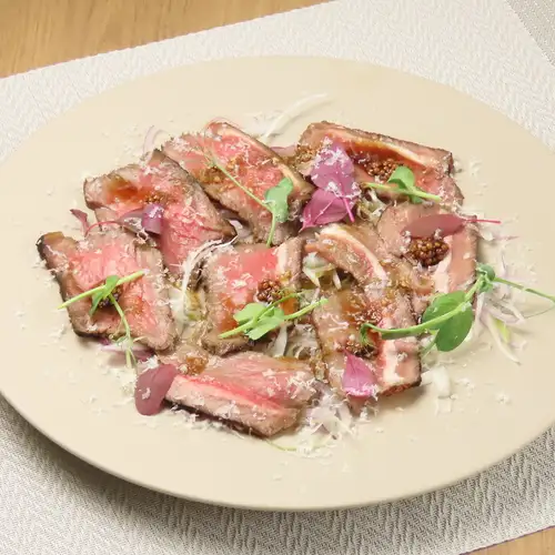 [Maezawa Beef's Finest Steak] A luxurious experience savored with 25 years of experience and a special sauce.