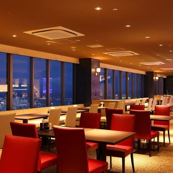 ホテル最上階の18階に位置する店内は、夜になると宝石を散りばめたような絶景に包まれます。ゆったりと配置されたテーブル席は、プライベート感を大切にしたい会食にも最適。落ち着いた照明が窓の外の景色を引き立て、非日常的なムードを演出します。贅沢な眺望をスパイスに、上質なディナータイムを演出いたします。