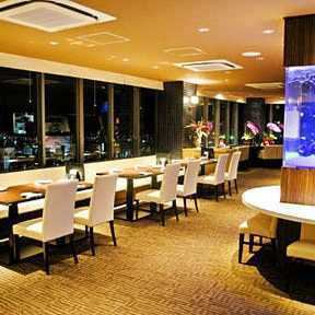 落ち着いた照明が夜景を引き立てるお席は、記念日や誕生日といった特別な日のご利用にもふさわしい趣があります。隣の席との間隔も配慮されており、プライバシーを守りながらお喋りに花を咲かせることができます♪心地よいサービスとともに、空に近い場所で過ごす時間は、きっと思い出深いものになります。