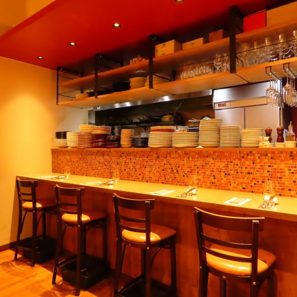 【カウンター6席】駅チカで立ち寄りやすい雰囲気◎扉を開ければ、温かみのある空間が広がります！お一人様でも気兼ねなく過ごせる雰囲気で、仕事帰りや、ふらっと美味しいものが食べたくなった時など、いつでも大歓迎です♪アットホームなカウンターで、気ままにイタリアンとワインを味わう！そんな時間はいかがですか！