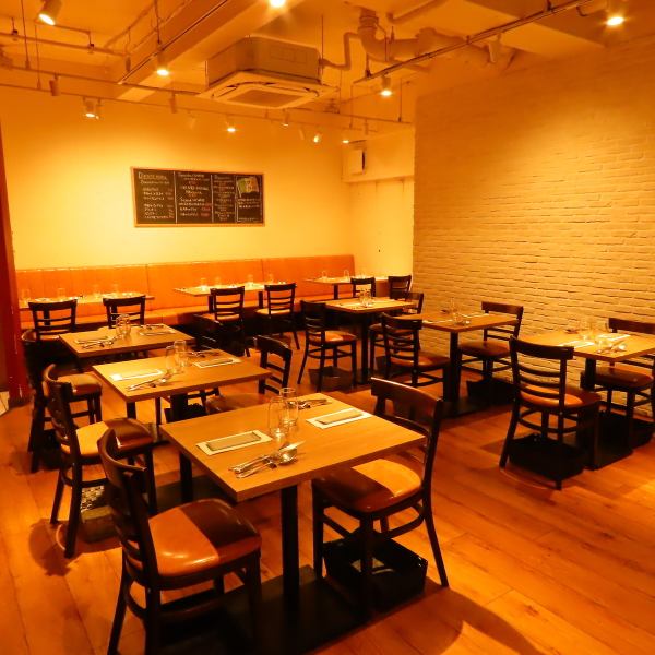 【テーブル26席】店内は、洗練されたおしゃれな内観で、落ち着いた雰囲気が漂っています★26席あるテーブル席は、広々としていてゆったり過ごせます！記念日やデートなど、特別な日の利用にもぴったりな空間◎美味しい料理と素敵なワイン、心地よい空間で、特別な夜を演出する、大人のおしゃれな隠れ家です！