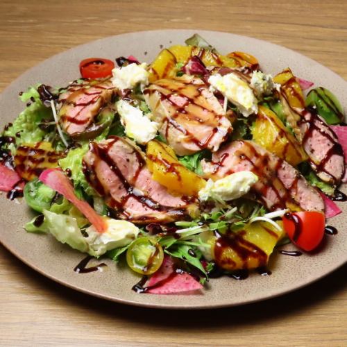 フレッシュな野菜の食感と風味が活きる特製ドレッシングの【イタベコ風サラダ】