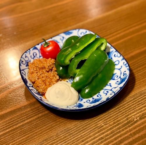 Crunchy green peppers with meat and miso